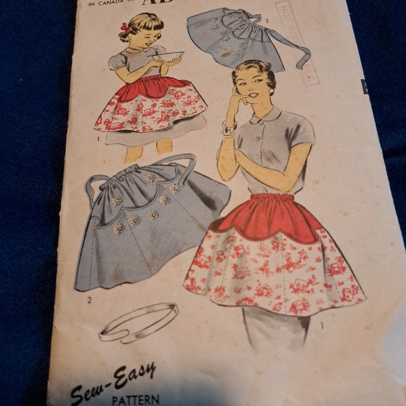 4 Vtg Unused Apron Patterns - Picture 4 of 5